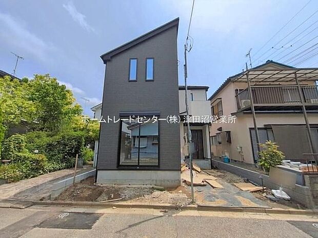 【現地外観写真】美しい緑と良好な住環境が守られてきたこの街に、新築戸建てが誕生いたしました。穏やかな空気の流れる落ち着いた住環境です。ぜひ、現地へ足をお運びいただき実際の環境・陽当たりをご確認下さいませ♪