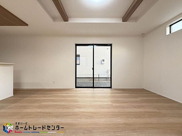 【リビング】家族みんなが揃う場所だからこそ一番に陽当たりを考慮し明るくゆったりとくつろげる場所として設計しております。大切なお客様を迎えるリビングはいつも綺麗に保てるように♪収納もたくさんご用意しております♪