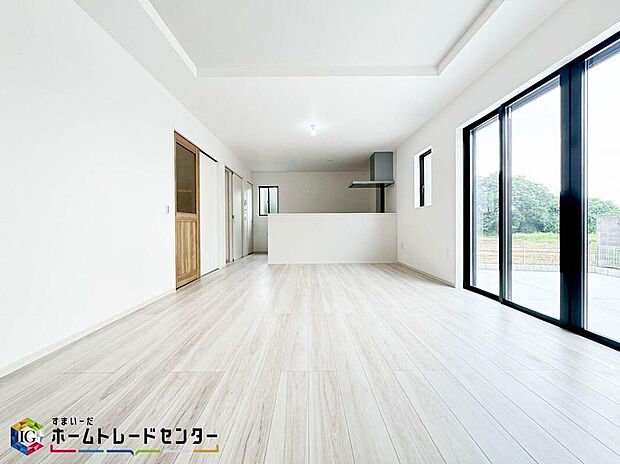 【リビング】南向きのLDKは採光も明るく風通し共に良好です。対面キッチンからはLDが見渡せるのでお子様が遊んでいる様子を見守りながら料理できます。また会話をしながらの調理も可能ですので家族との交流も深まりますね♪