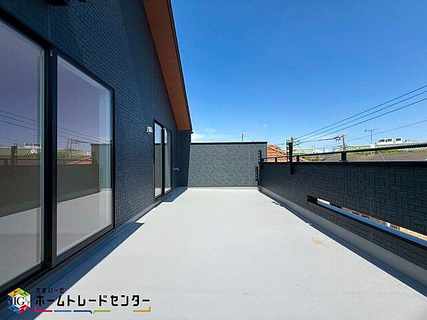 【バルコニー(同仕様物件)】南からの明るい光が差しこむ陽だまりの空間。南に大きく面したバルコニーでお洗濯も干せばあっという間に乾きそうで家事もスムーズにこなせますね!乾いたお洗濯物からは太陽の匂いが感じられる心地よさ。