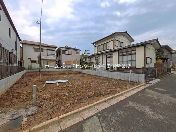 【現地外観写真】美しい緑と良好な住環境が守られてきたこの街に、新築戸建てが誕生いたしました。穏やかな空気の流れる落ち着いた住環境です。ぜひ、現地へ足をお運びいただき実際の環境・陽当たりをご確認下さいませ♪