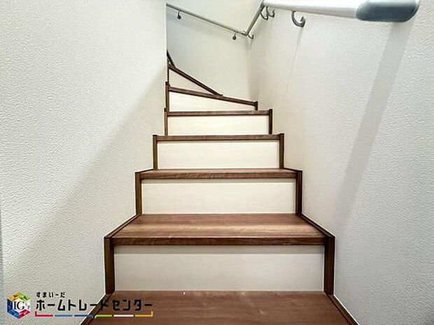 【階段】階段などに手すりを取り付けると、転倒・転落の防止はもちろん移動もラクになります。もしものことが起こる前に、日常生活がよりラクになりますので早めに備えておきたいものですね♪