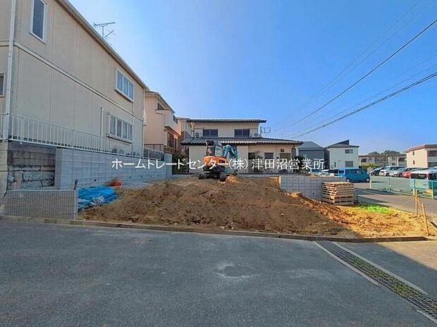【現地外観写真】美しい緑と良好な住環境が守られてきたこの街に、新築戸建てが誕生致しました。穏やかな空気の流れる落ち着いた住環境です。ぜひ、現地へ足をお運びいただき実際の環境・陽当たりをご確認下さいませ♪