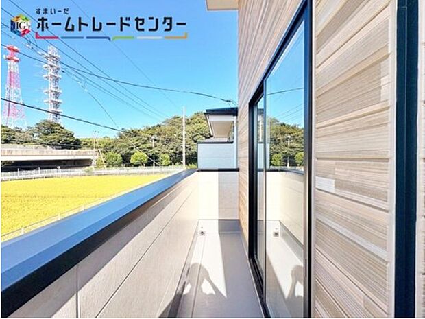 【バルコニー】(1号棟)バルコニーは、洗濯物や布団を干すだけでなく、暖かな陽射しや爽やかな風を存分に取り込み、お部屋に解放感をもたらします☆イスやテーブルを置いてゆったりとした時間を過ごすのもいいですね♪