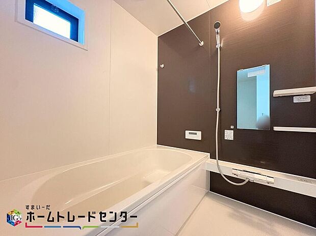 【浴室】(1号棟)1坪以上広さを設けた浴室で、ゆったりバスタイム♪お子様と一緒に入るにも充分な広さで、一日の疲れを癒せます♪