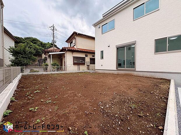 【庭】お庭付きですので小さなお子様やペットの遊び場として、または奥様の趣味のガーデニングや家庭菜園も楽しめますね♪隣家との距離も程よく保てるのでプライバシーもきちんと確保でき陽当たりにも恵まれます♪