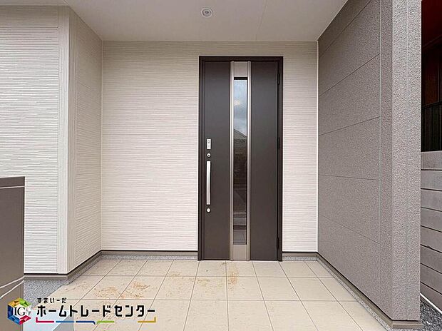【玄関】下駄箱は可動棚タイプになっていますので、脚の長いブーツや長靴もたっぷり収納いただけます。いつも気持ちよくご家族をむかえられるよう、玄関下駄箱収納をフル活用してスッキリとした玄関を保ってください。