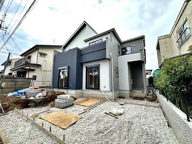 【現地外観写真】美しい緑と良好な住環境が守られてきたこの街に、新築戸建てが誕生致しました。穏やかな空気の流れる落ち着いた住環境です。ぜひ、現地へ足をお運びいただき実際の環境・陽当たりをご確認下さいませ♪