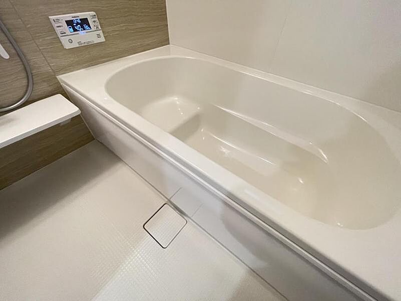 ゆったりと浸かれる1坪風呂を採用！1日の疲れを癒してくれる浴室は、窓のある開放的な空間