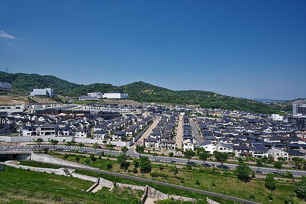 【阪急彩都セントラルステージ[第二工区]】
無電柱・自然石調の擁壁が美しい景観を形成。心地よい住環境と安らぎを守る街区設計が魅力の総298区画の街並み(阪急彩都セントラルステージ 全区画)