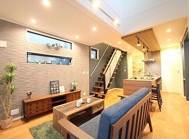 【弊社施工例写真｜リビング】
間取りは自由設計で、ご家族のライフスタイルに合わせた住まいを実現できます。
※画像にはオプション商品も含まれております。