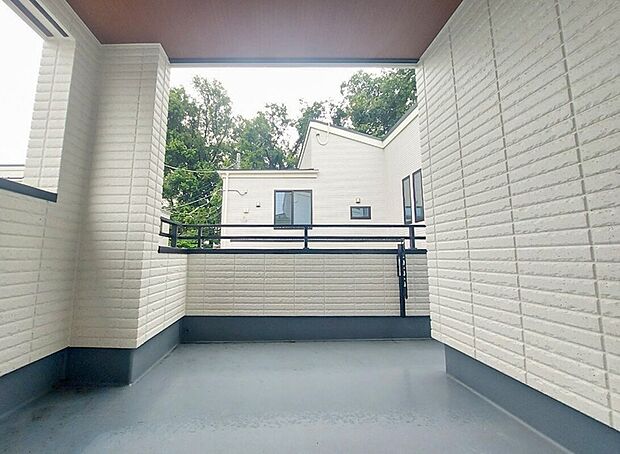【【弊社施工例|バルコニー】】お洗濯もたっぷり干せるワイドバルコニー。
※画像にはオプション商品も含まれております。