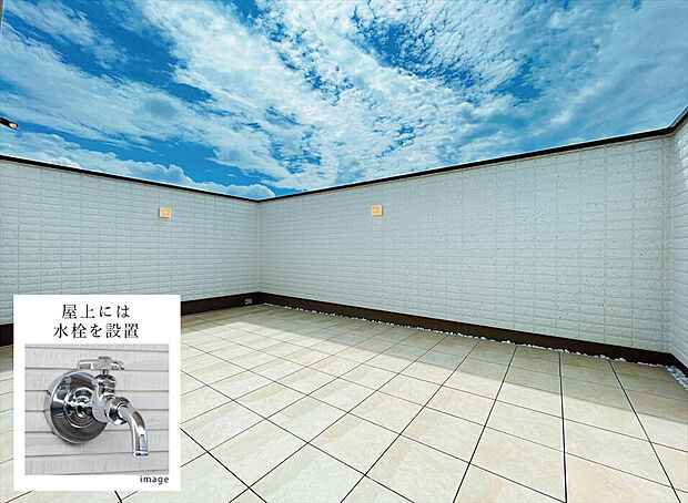 【屋上｜弊社施工例】プライバシーに配慮された屋上空間。通行人の目が気にならず、地上まで声が届きにくいのでゆったりとお過ごしいただけます。
片側の壁を高くしているので、隣棟からは見えない構造です。