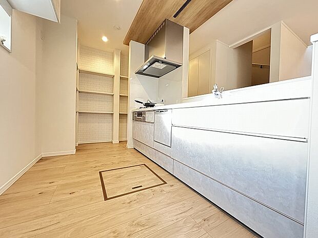 【モデルハウス1｜キッチン】家事をサポートする食洗器付き。
※画像には家具等のオプション商品も含まれます。