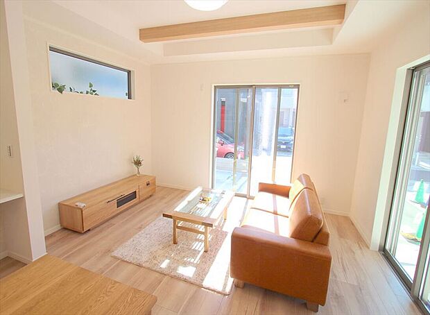 【【弊社施工例/リビング】】リビングには収納が設置されており、ご家族の憩いの場を広くお使いいただけます。
※画像にオプション商品も含まれております