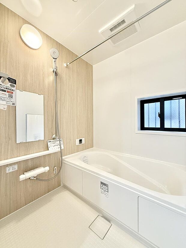 ■落ち着いた色合いの壁面、ゆっくり寛げるバスルーム