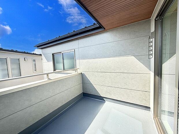 ■ 自然を身近に感じる、開放的なバルコニー