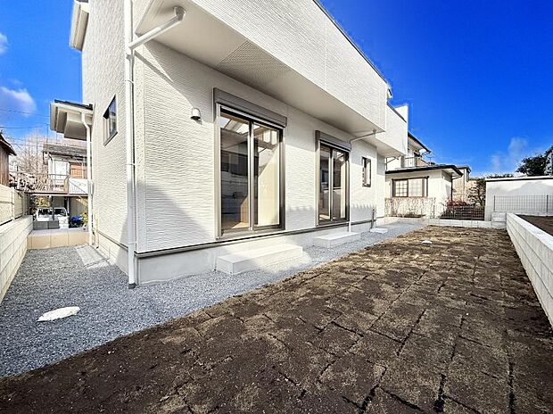 ■敷地内にゆとりある緑のスペースがあり、穏やかな雰囲気です