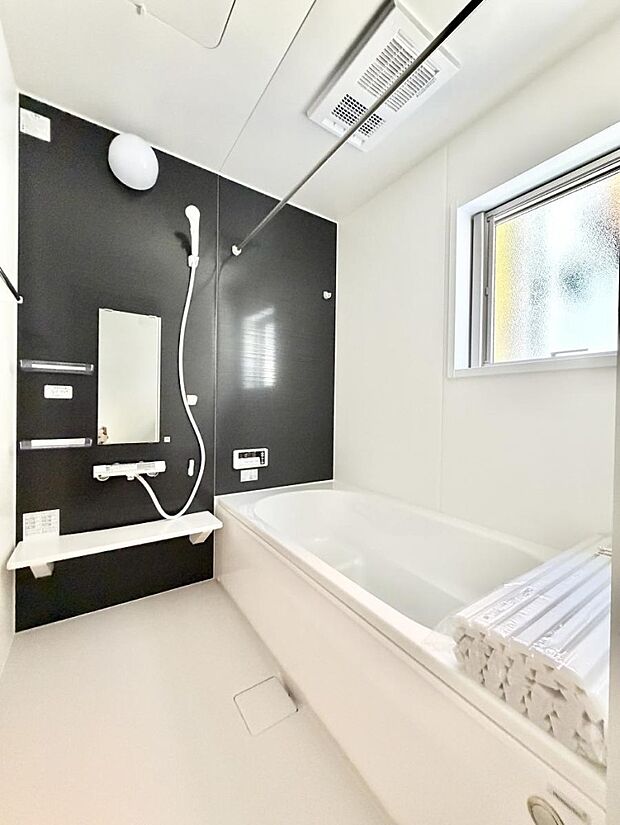 ■落ち着いた色合いの壁面、ゆっくり寛げるバスルーム