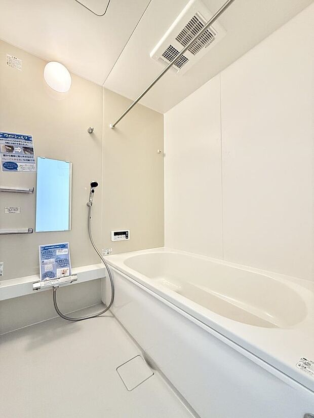 ■落ち着いた色合いの壁面、ゆっくり寛げるバスルーム