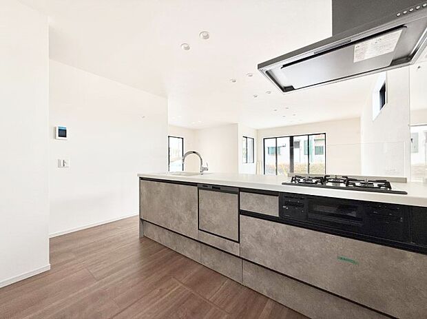 ■食洗機で片付けストレスゼロ、家族と過ごすオープンキッチン