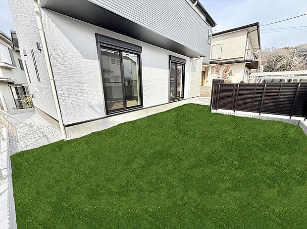 ■50坪以上のゆとり!庭付きで家族時間もっと豊かに(芝生はイメージです)