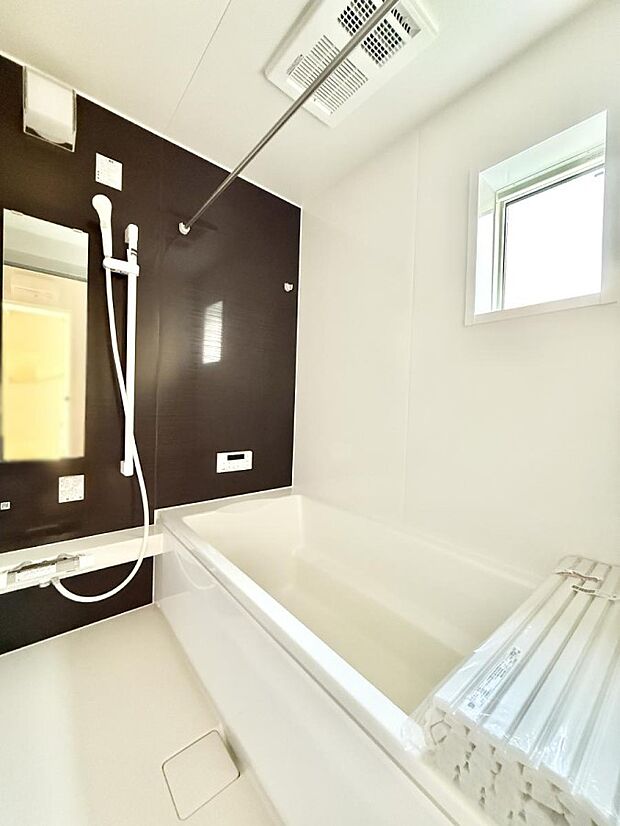 ■落ち着いた色合いの壁面、ゆっくり寛げるバスルーム