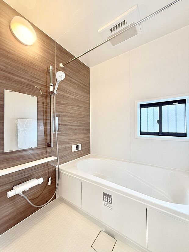 ■落ち着いた色合いの壁面、ゆっくり寛げるバスルーム