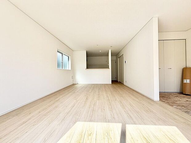 【リビング】1号棟  ■くつろぎと笑顔が集まる、心温まるリビング