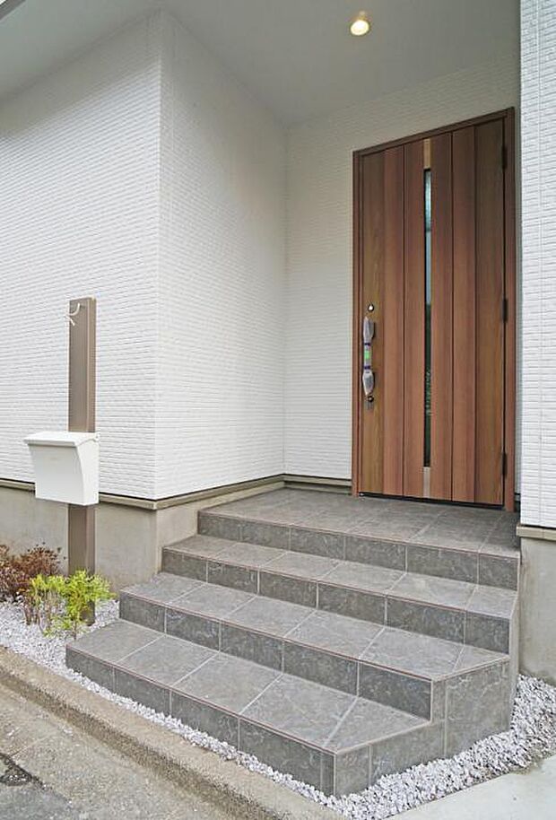 【玄関アプローチ】■玄関はお家の顔！おしゃれな玄関アプローチでお客様をお迎え！ 