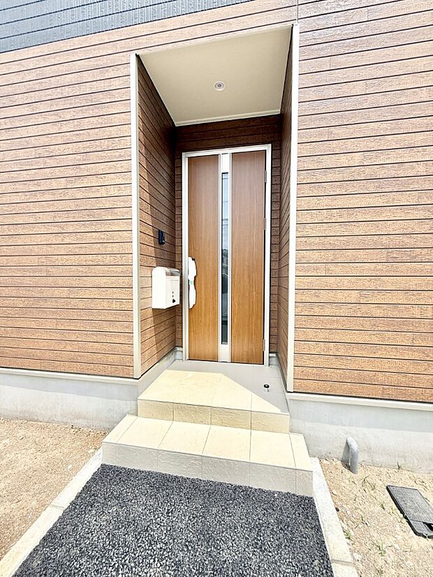 【玄関】■ 帰るたびにホッとする、安心感のある佇まい