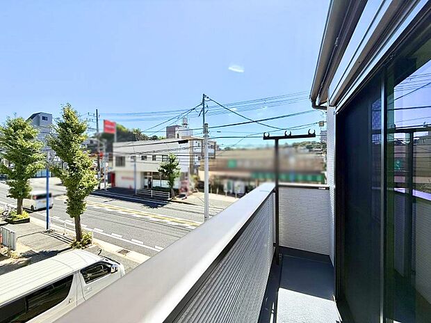 【バルコニー】■ 季節の移ろいを感じられる開放的な空間です