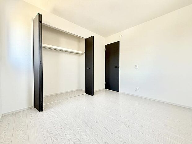 【寝室】■シンプルな空間で、収納付きベッドやデスクなど、多機能な家具を活用しやすいです