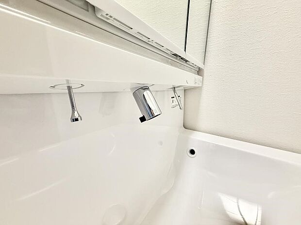 【ハンドシャワー付洗面台】■細かい部分まで洗いやすく便利なハンドシャワー付き