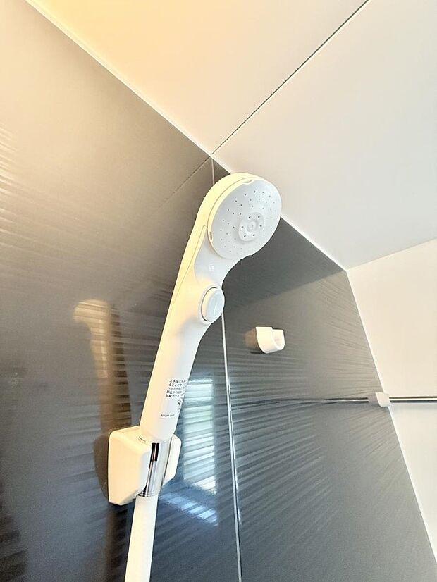 【止水シャワーヘッド】■わざわざシャワー水栓のレバーまで手を伸ばす必要がなく、簡単に止水できる