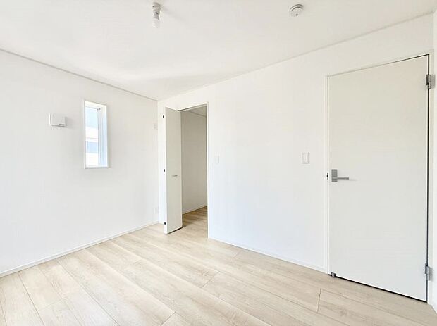 【リビング以外の居室】■清潔感あふれるお部屋で毎日を快適に過ごせます