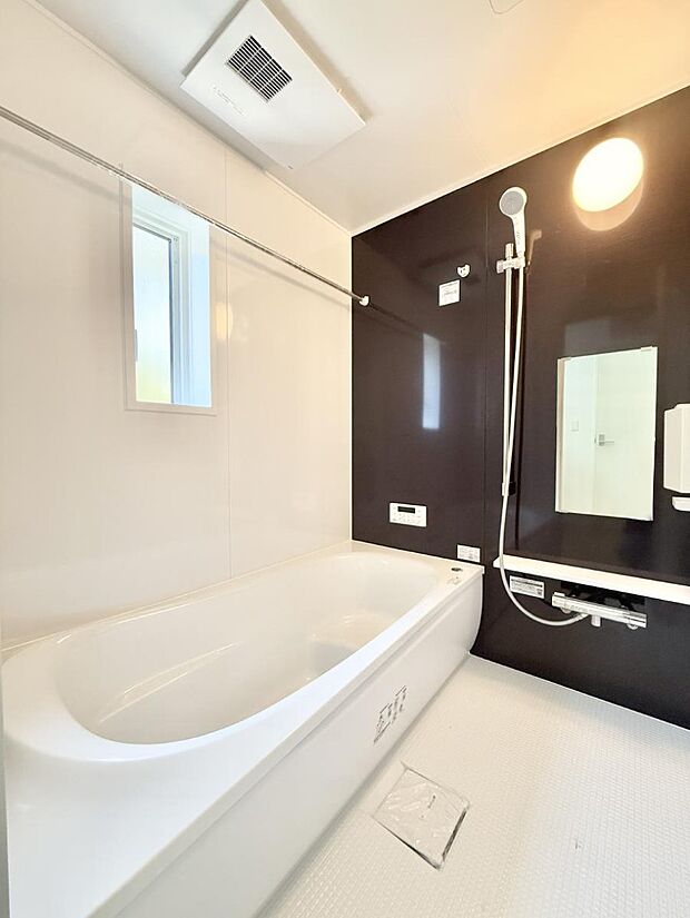 【浴室】■落ち着いた色合いの壁面、ゆっくり寛げるバスルーム