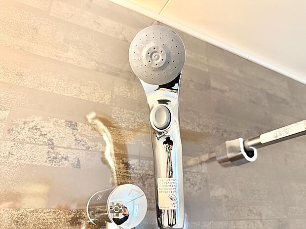 【止水シャワーヘッド】■手元で簡単に止水できるため、水の無駄遣いを減らすことができます。