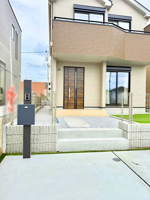 【玄関】■ 家族とゲストをやさしく迎える、心温まる玄関