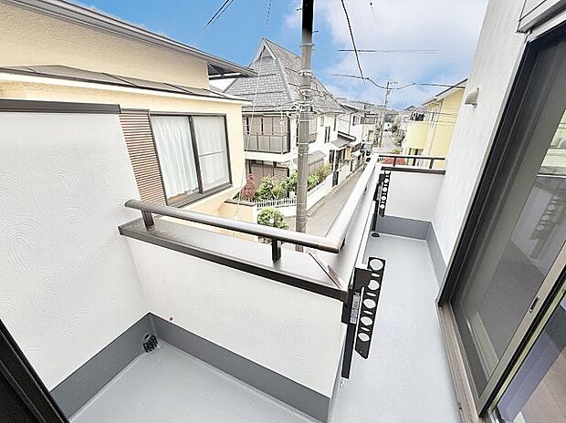 【バルコニー】■ 朝のコーヒーや夜の星空を楽しむ、癒しの場所