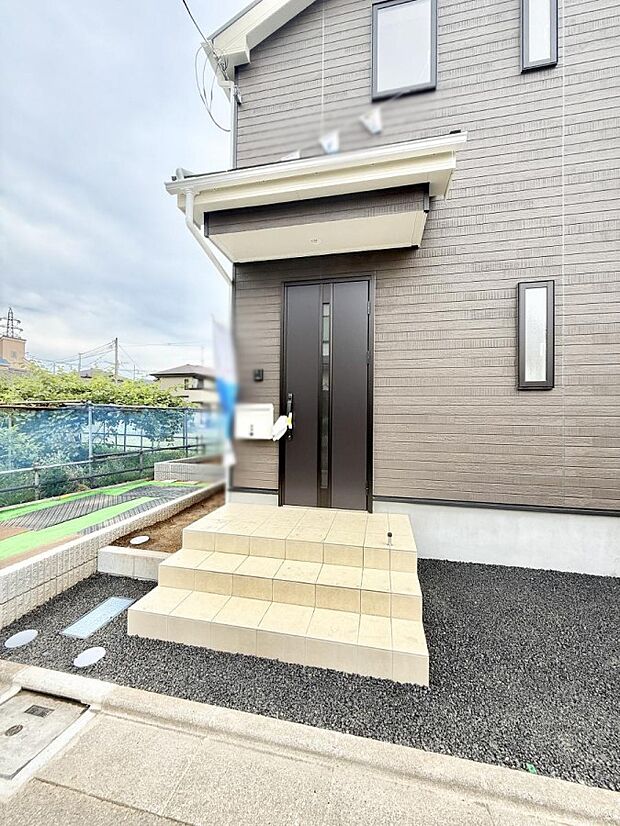 【玄関】■ シンプルで美しく、住まいの第一印象を彩る玄関です