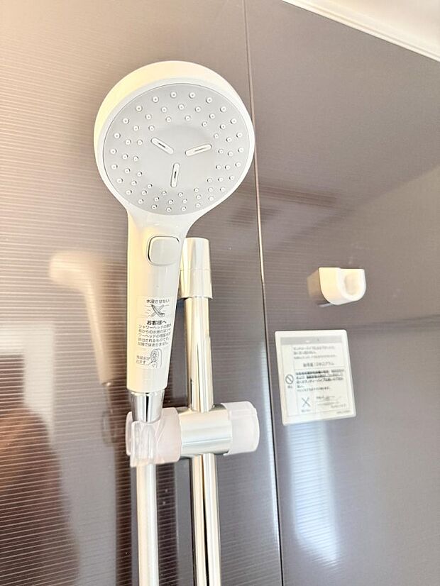 【止水シャワーヘッド】■手元で簡単に止水できるため、水の無駄遣いを減らすことができます。