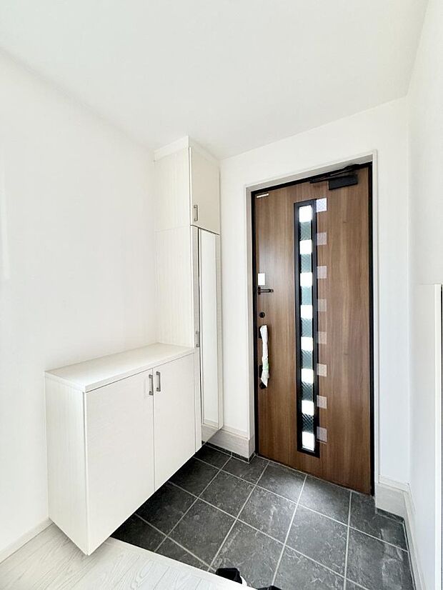 【玄関】■ 家族やゲストをやさしく迎える、心地よい空間