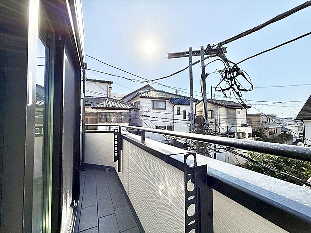 【バルコニー】■ 朝のコーヒーや夜の星空を楽しむ、癒しの場所