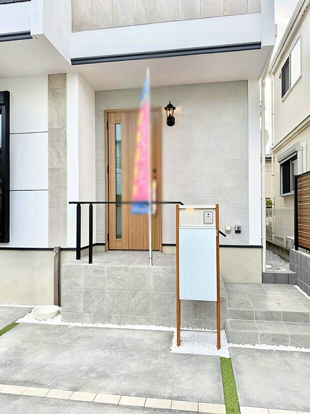 【玄関】■ 心地よい暮らしへとつながる、温かい玄関