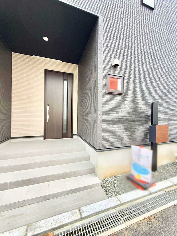 【玄関】■ シンプルで美しく、住まいの第一印象を彩る玄関です