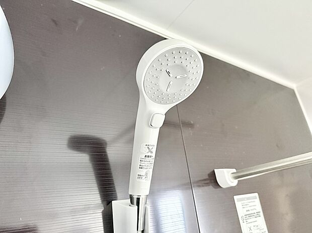 【止水シャワーヘッド】■手元で簡単に止水できるため、水の無駄遣いを減らすことができます。