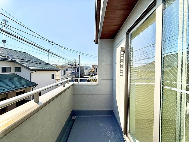 【バルコニー】■ 心地よい風と光を感じる、くつろぎのバルコニー