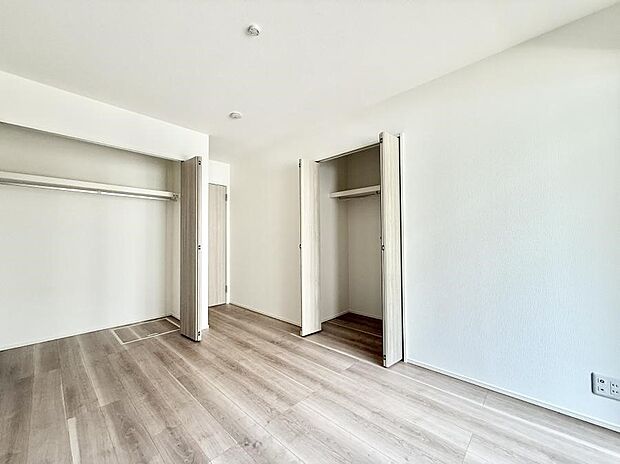 【寝室】■窓の配置や通気性の良い設計で部屋の空気がこもらず、常に新鮮な空気が流れます