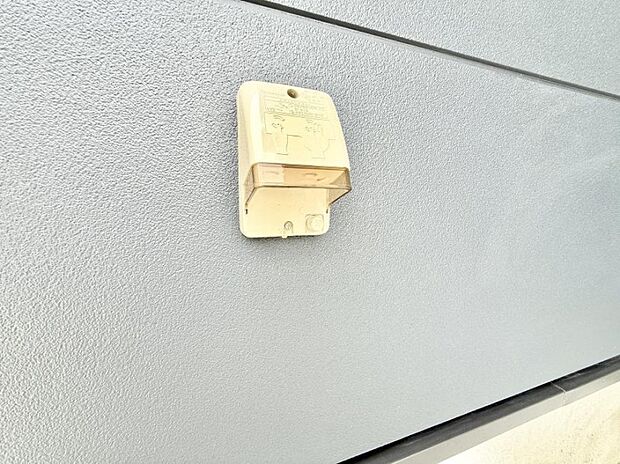 【屋外コンセント】■屋外に電源コンセントがあれば、高圧洗浄機で窓や外壁を掃除するなど便利です。